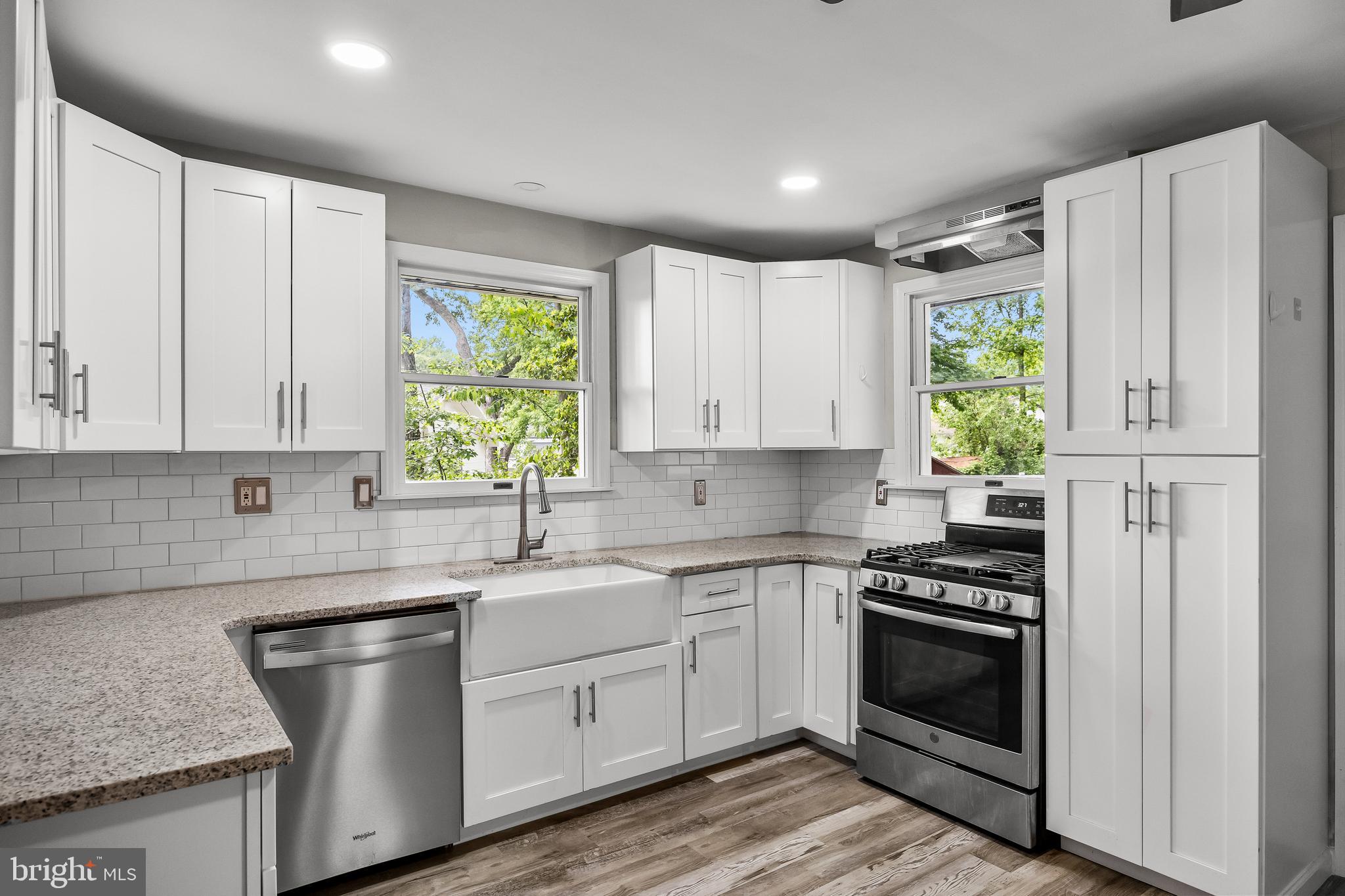959 W KINGS HIGHWAY