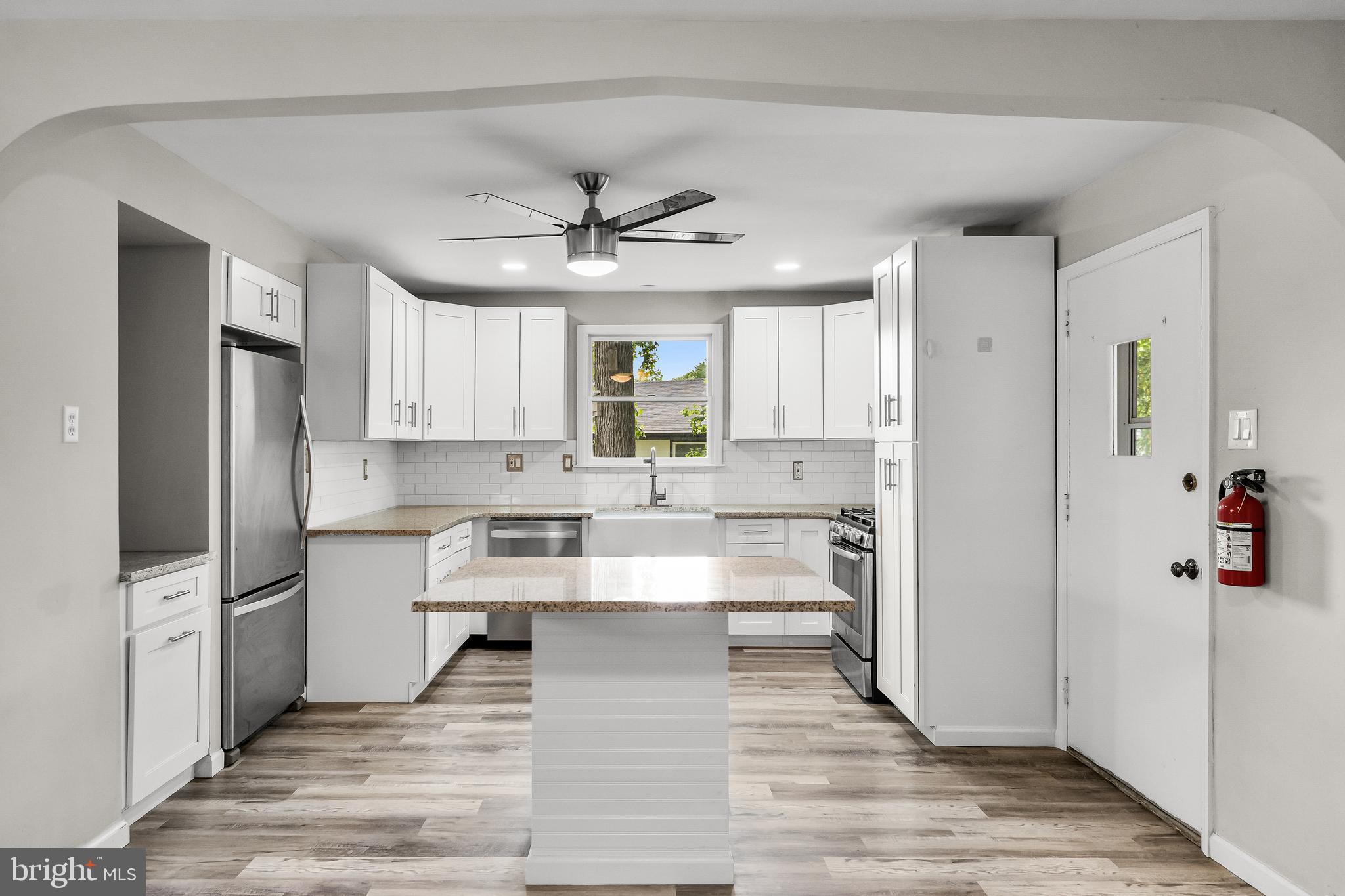 959 W KINGS HIGHWAY