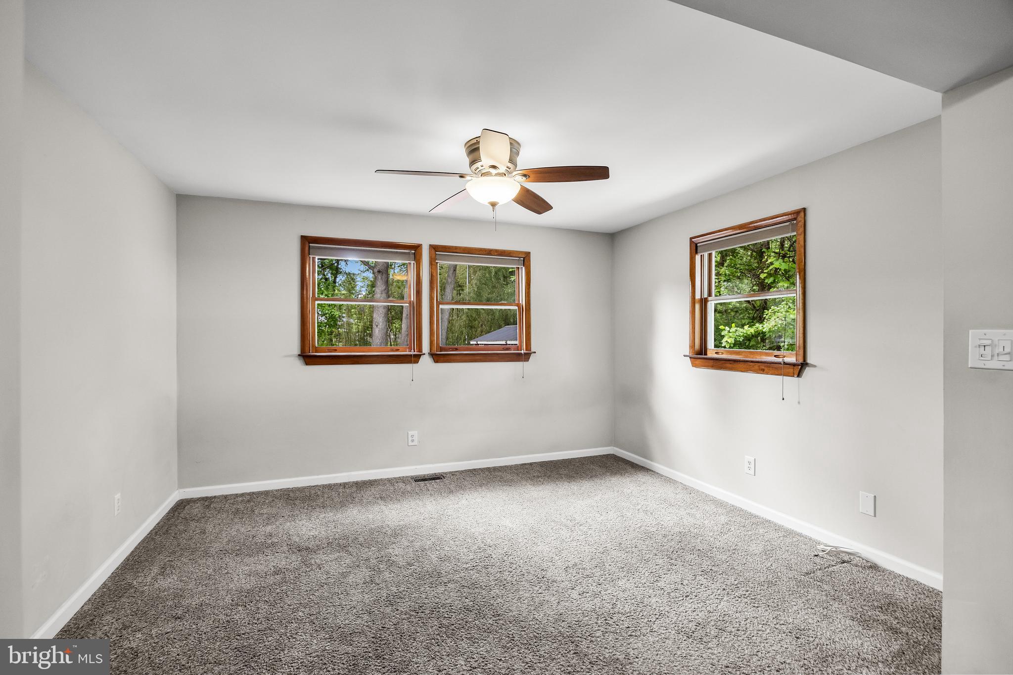 959 W KINGS HIGHWAY