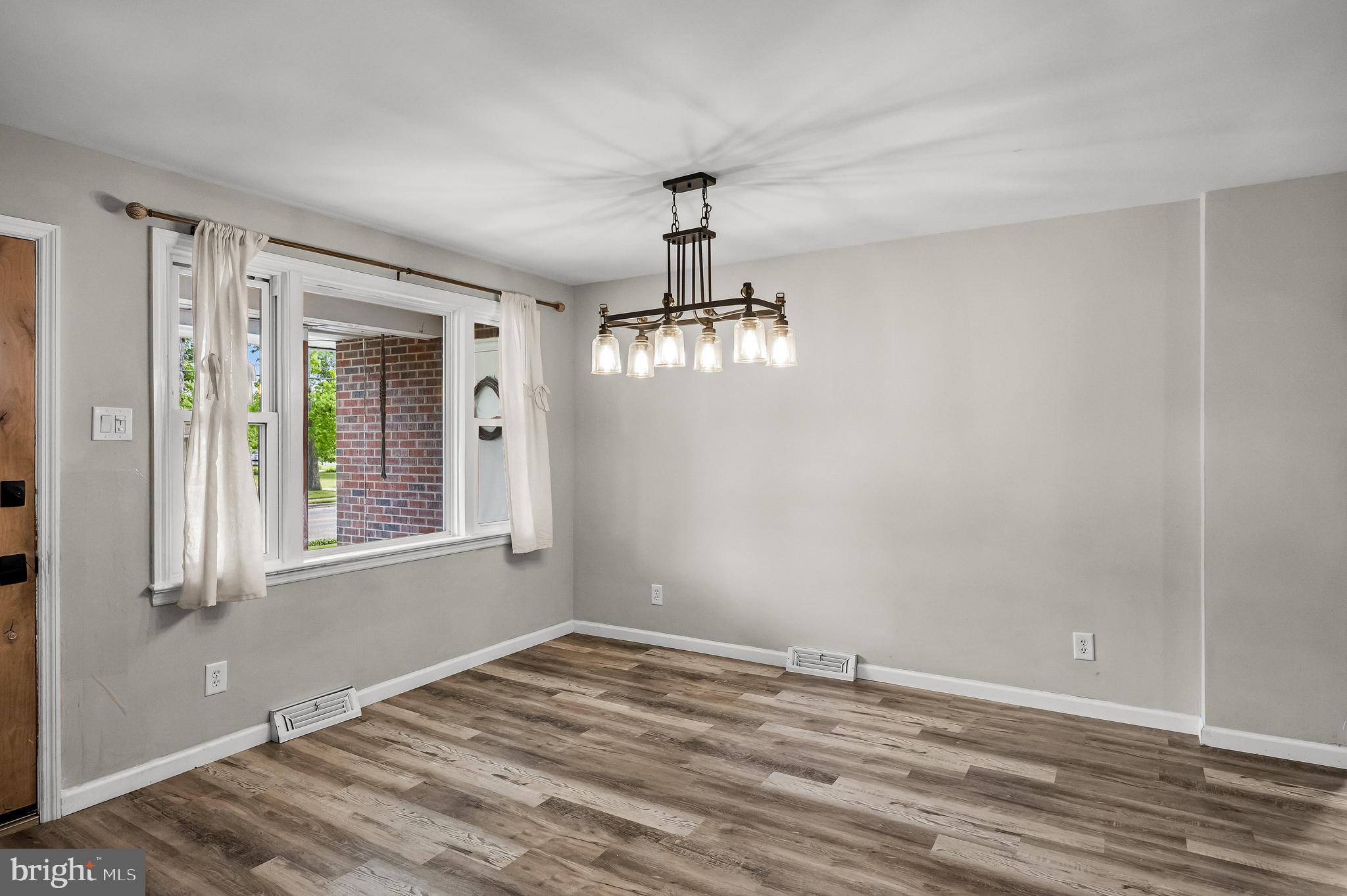959 W KINGS HIGHWAY