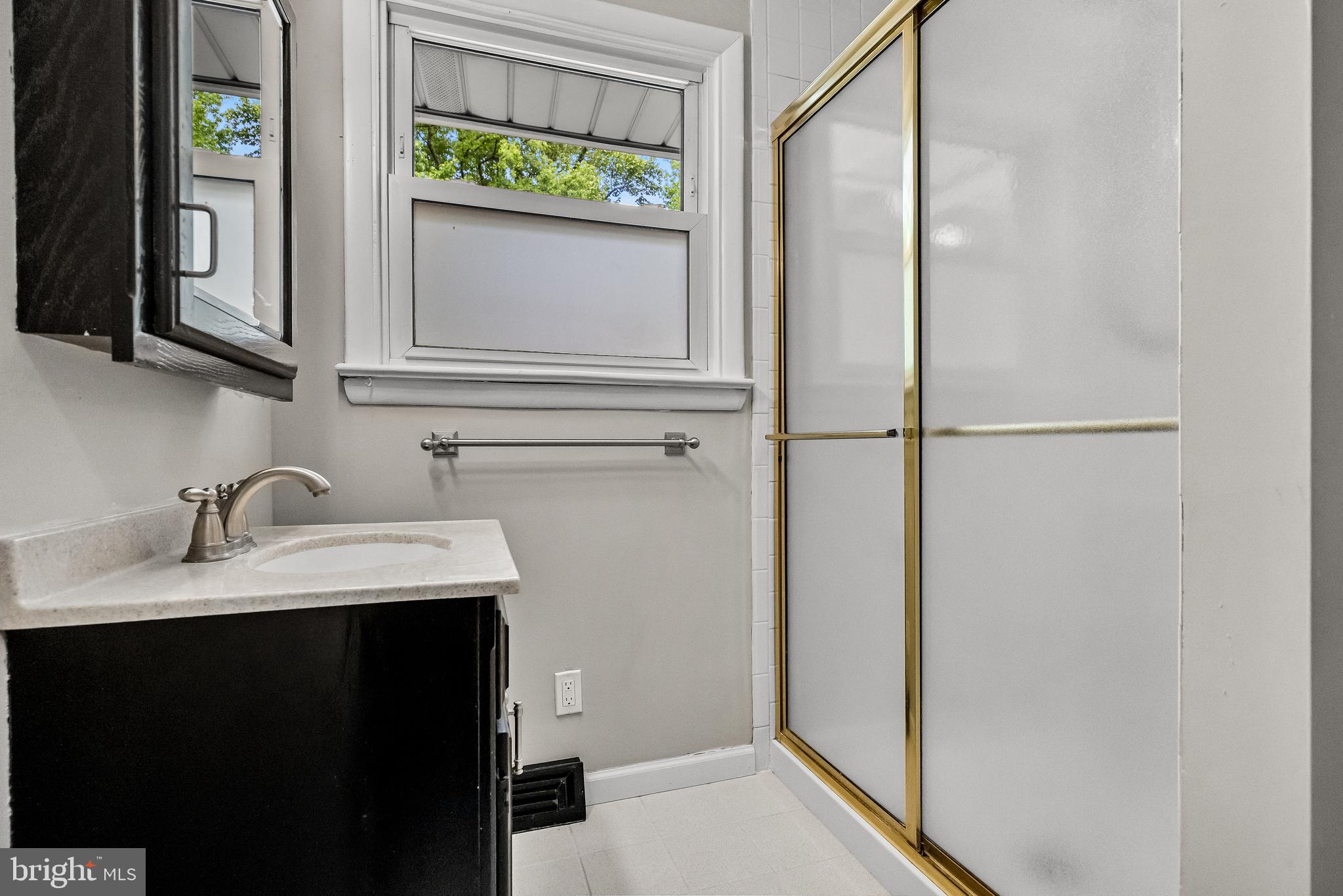 959 W KINGS HIGHWAY