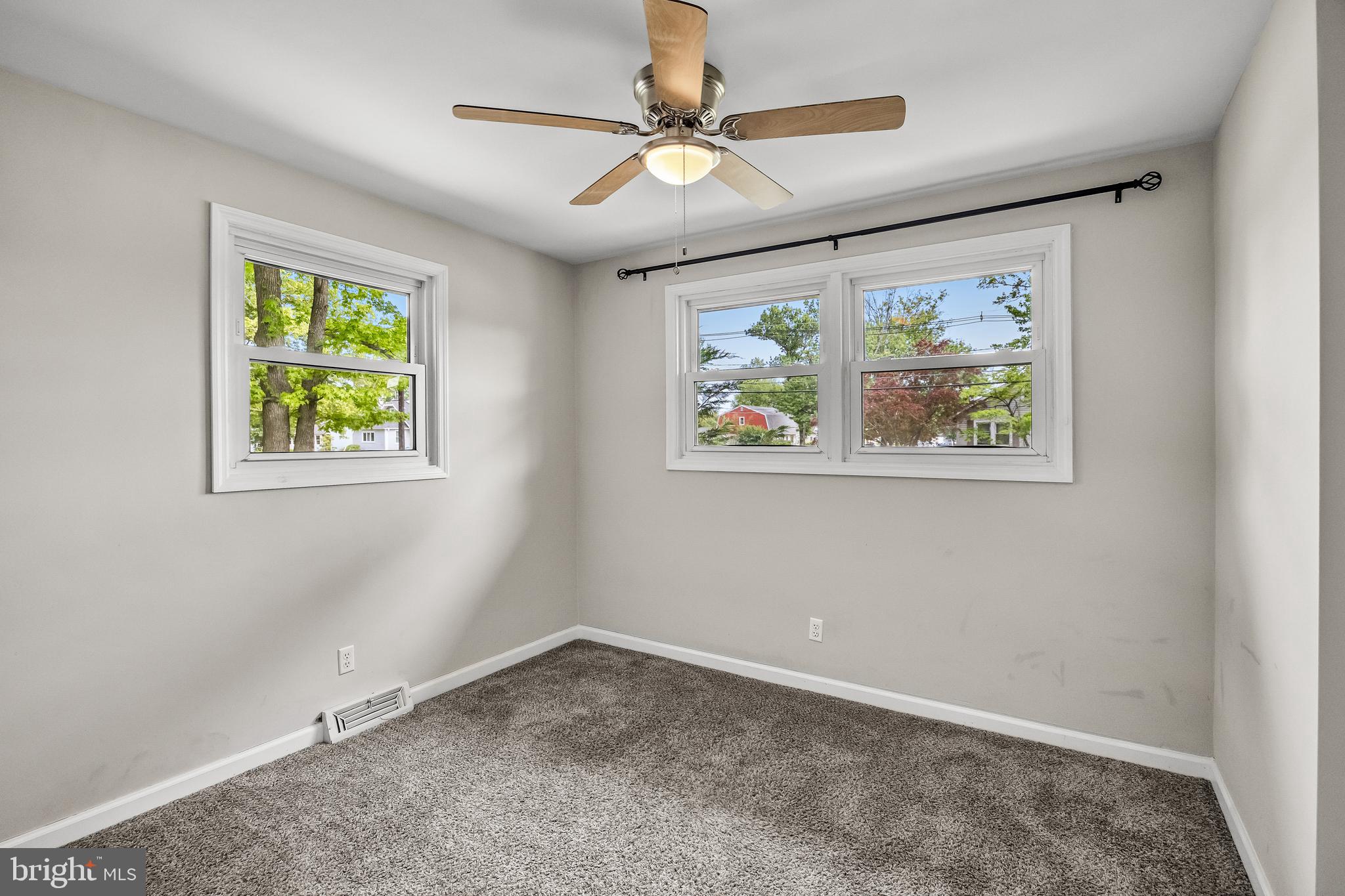 959 W KINGS HIGHWAY