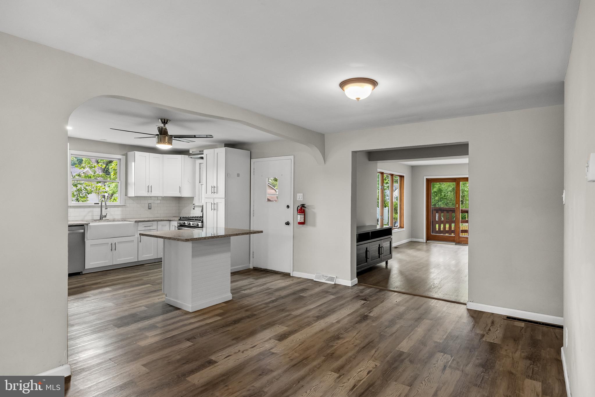 959 W KINGS HIGHWAY