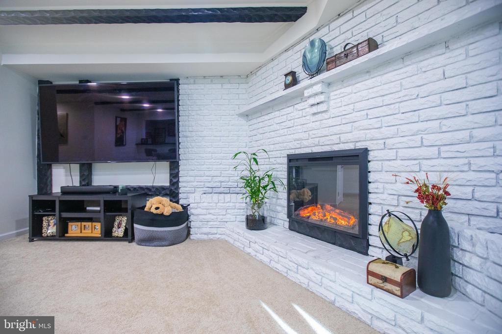 1028 CARDINAL LANE