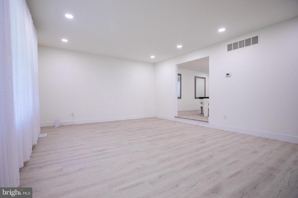 1028 CARDINAL LANE