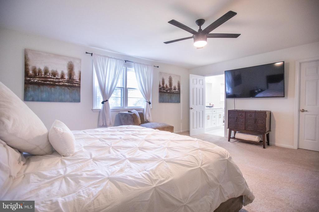 1028 CARDINAL LANE