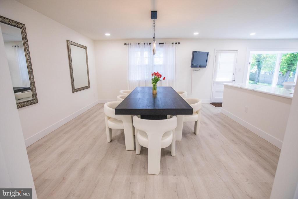 1028 CARDINAL LANE