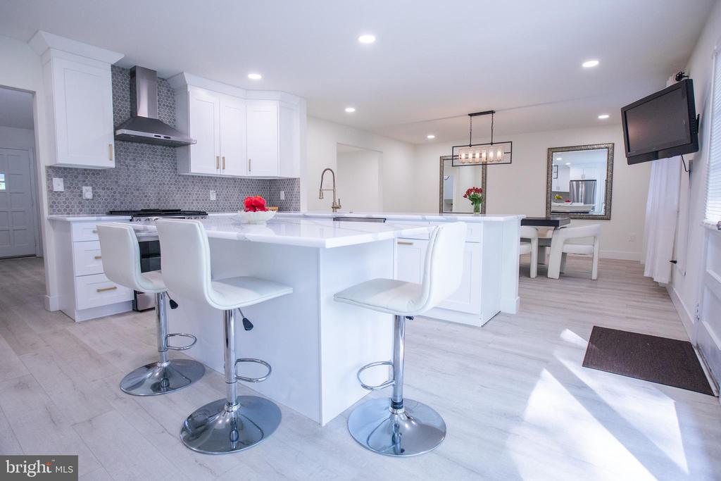 1028 CARDINAL LANE