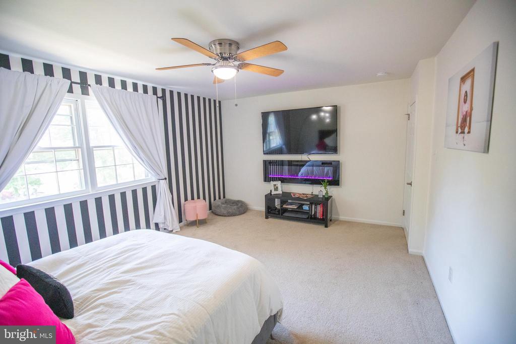 1028 CARDINAL LANE