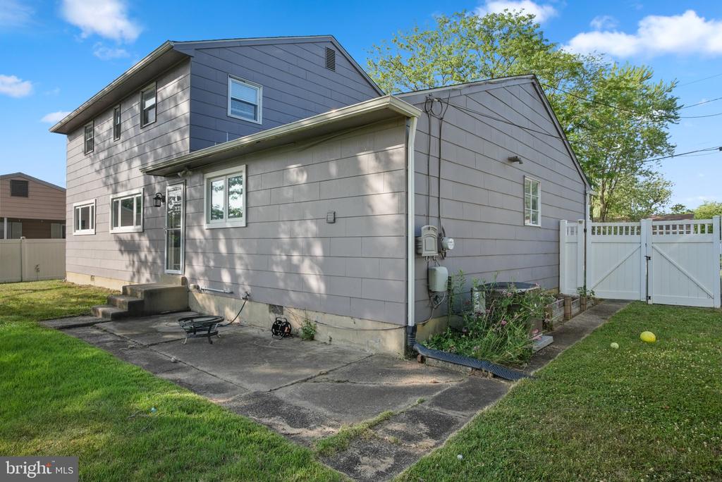 1529 PLEASANT DRIVE
