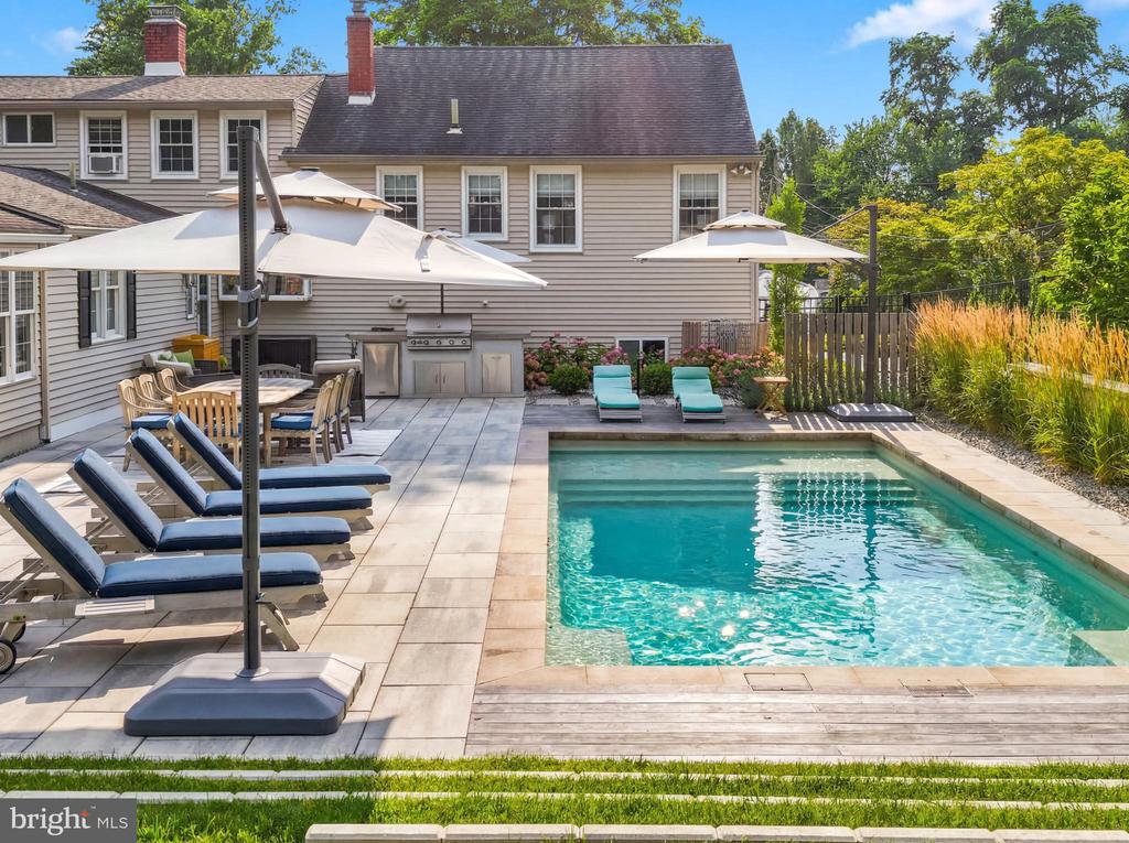 333 HUTCHINSON AVENUE