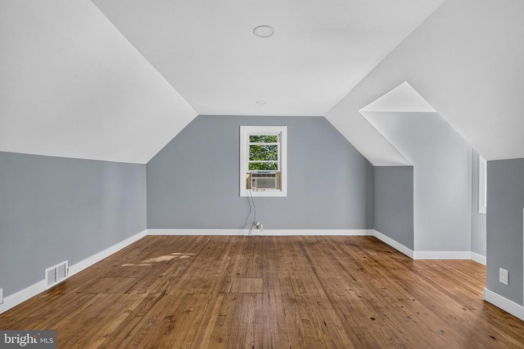 109 WHITE HORSE ROAD E