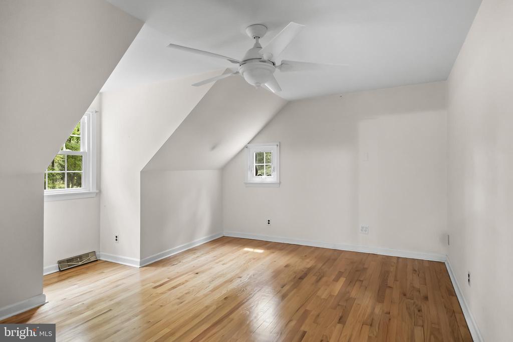 1226 KAY DRIVE W
