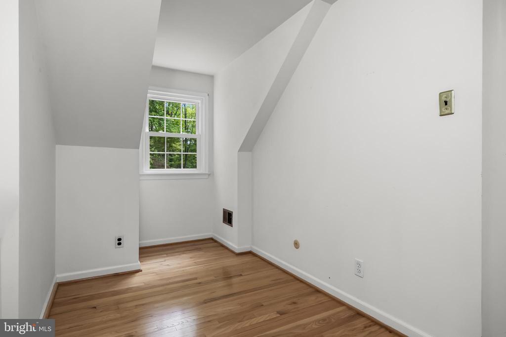 1226 KAY DRIVE W