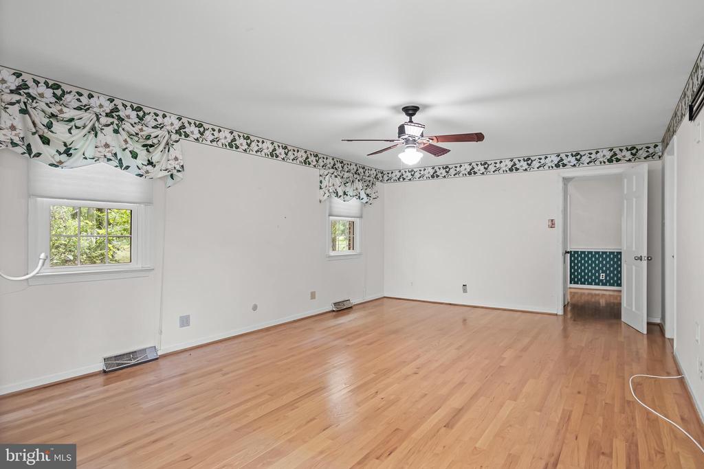 1226 KAY DRIVE W