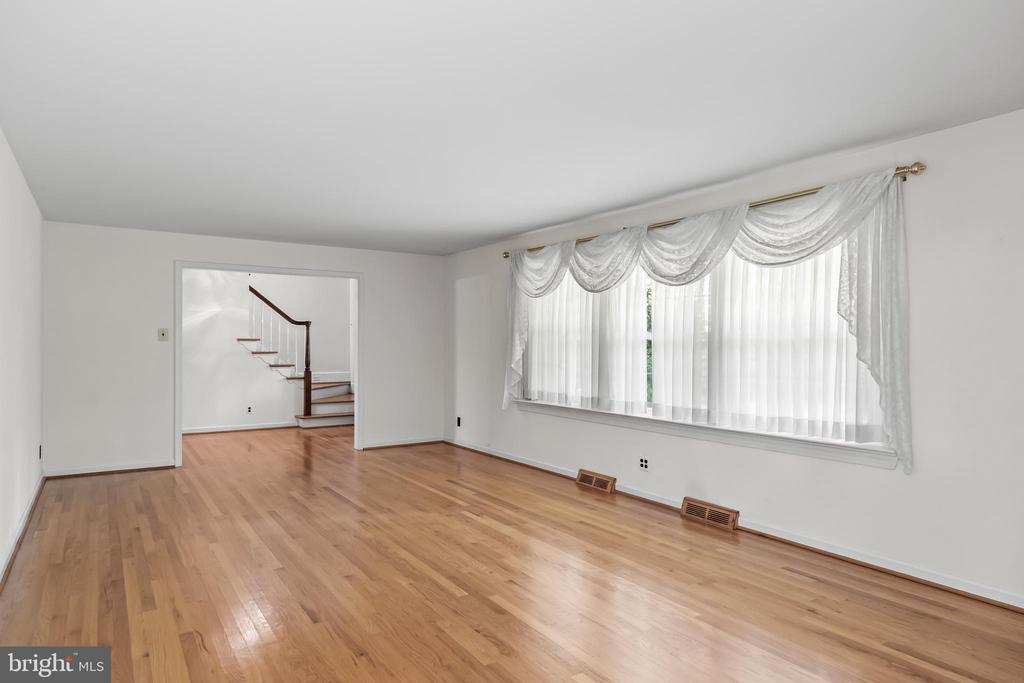1226 KAY DRIVE W