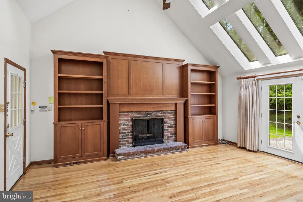 1226 KAY DRIVE W