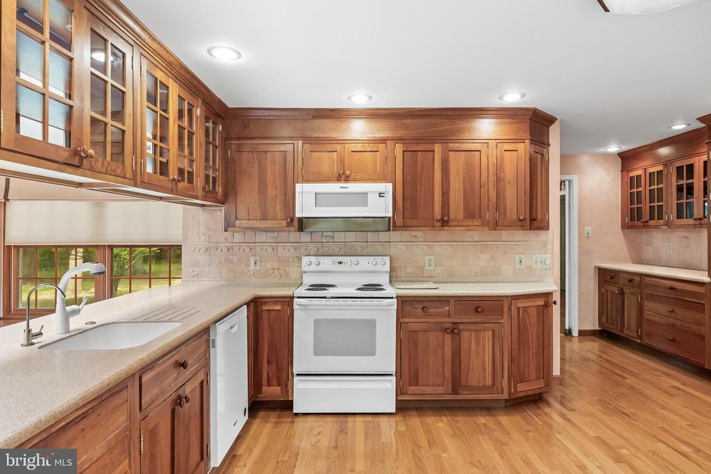 1226 KAY DRIVE W