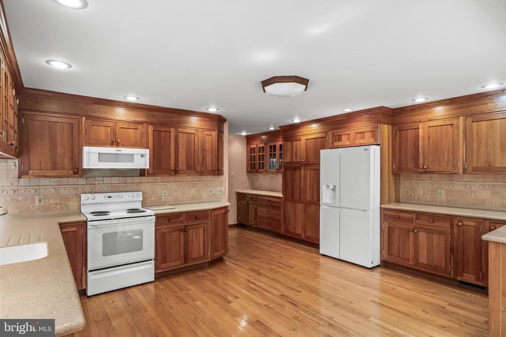 1226 KAY DRIVE W