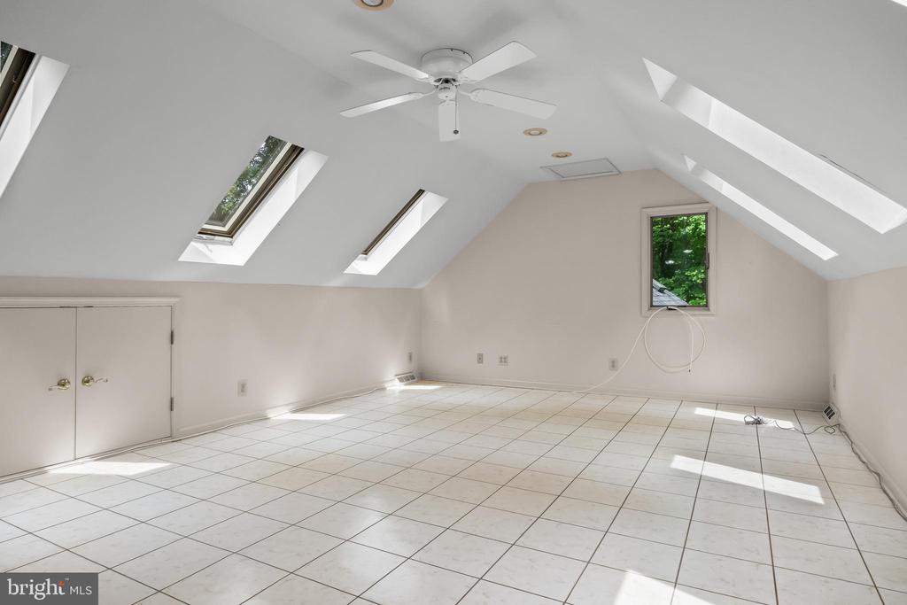 1226 KAY DRIVE W