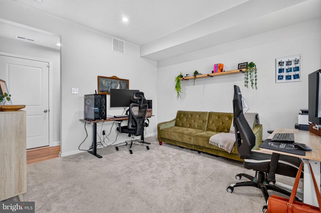 25 SIDNEY LANE
