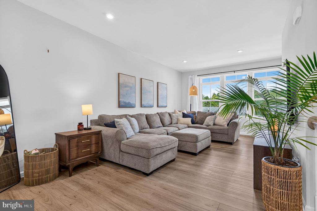 25 SIDNEY LANE