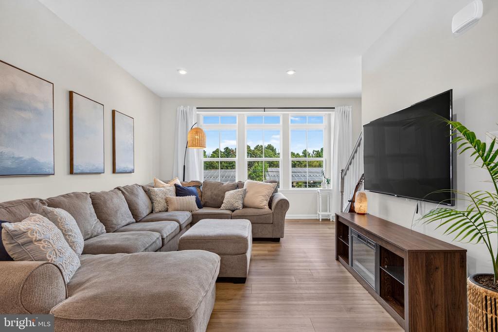 25 SIDNEY LANE