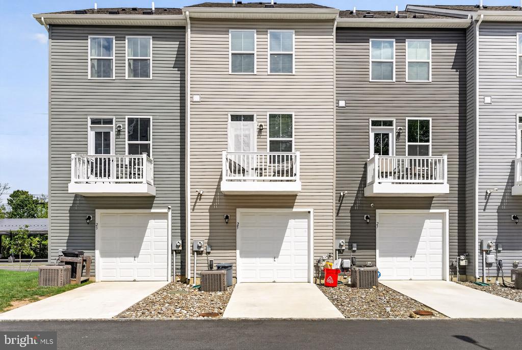 25 SIDNEY LANE