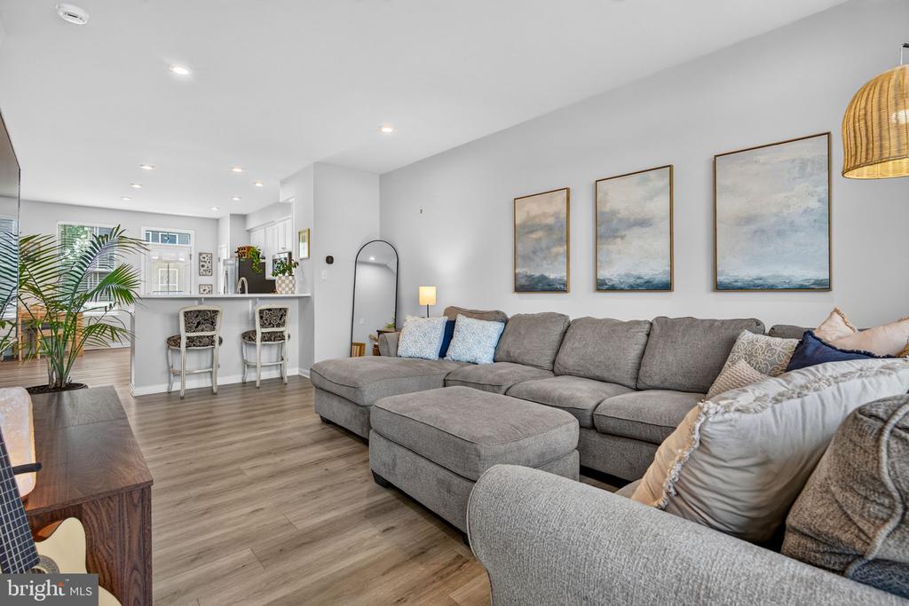 25 SIDNEY LANE
