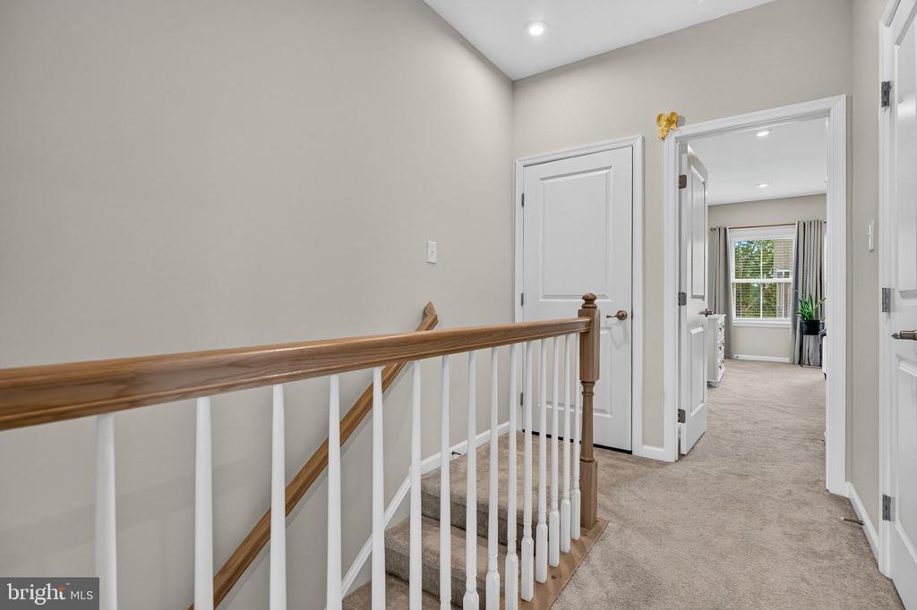 25 SIDNEY LANE