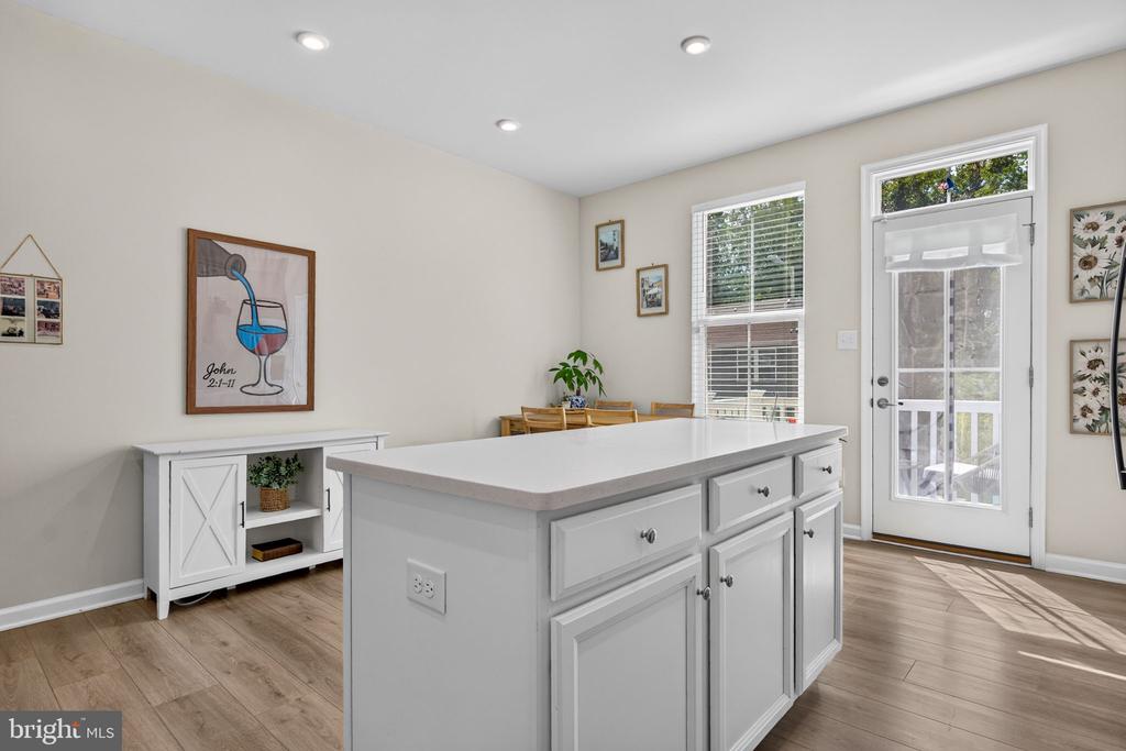 25 SIDNEY LANE