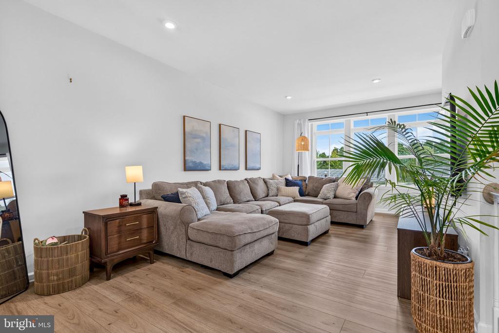 25 SIDNEY LANE