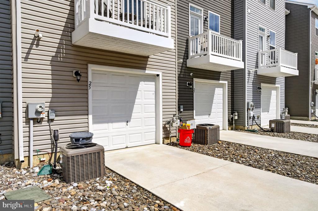 25 SIDNEY LANE