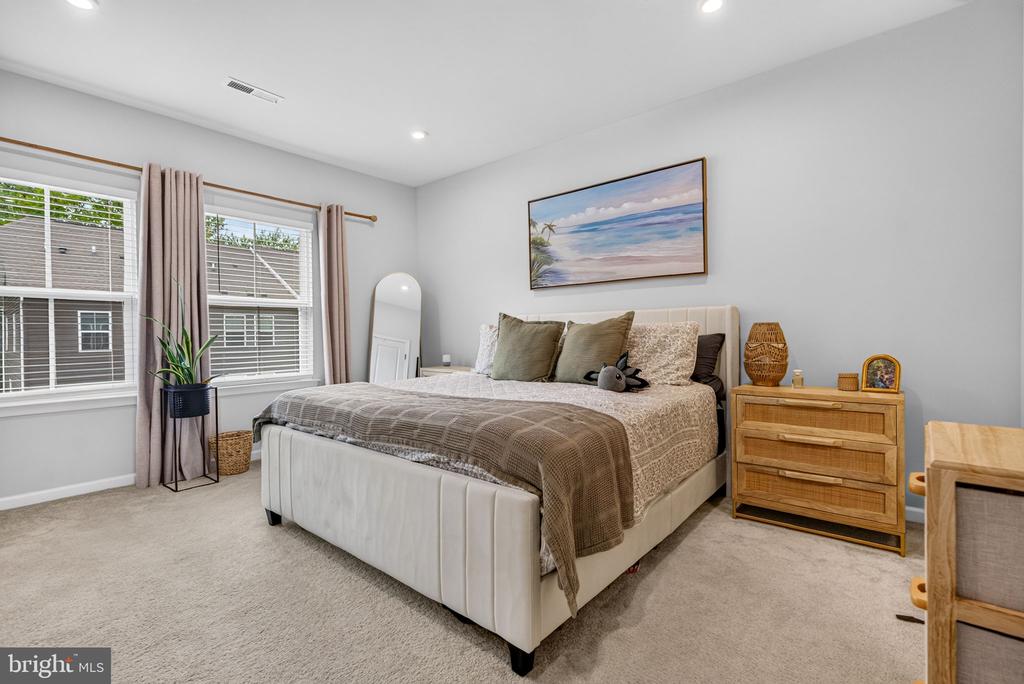 25 SIDNEY LANE