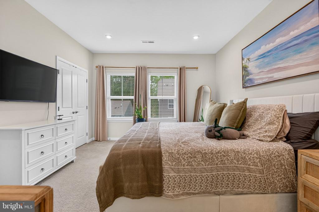 25 SIDNEY LANE