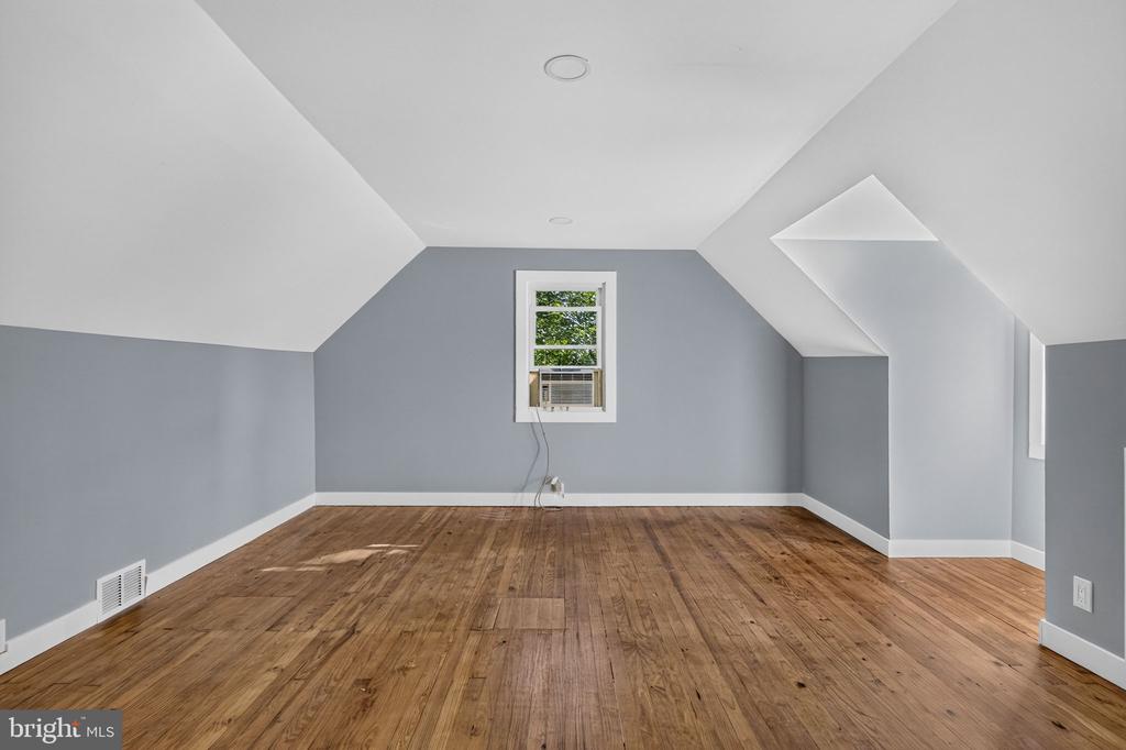 109 WHITE HORSE ROAD E