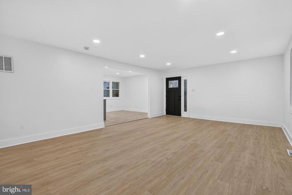 1923 CHAPEL AVENUE W