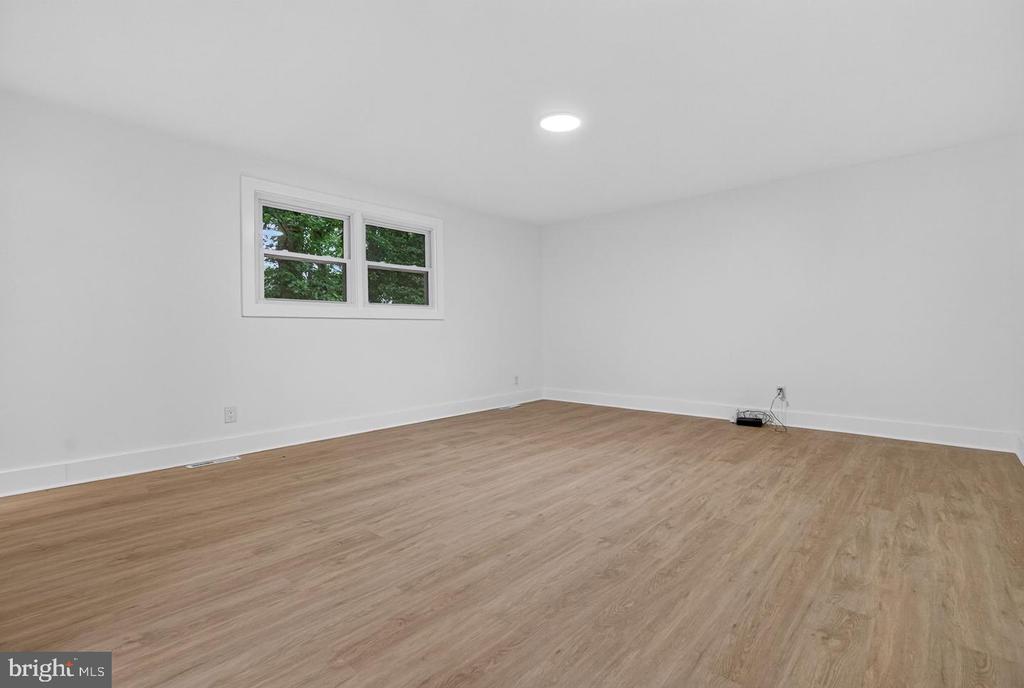 1923 CHAPEL AVENUE W