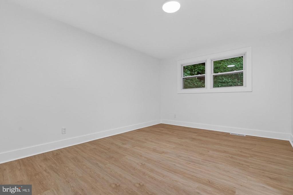 1923 CHAPEL AVENUE W
