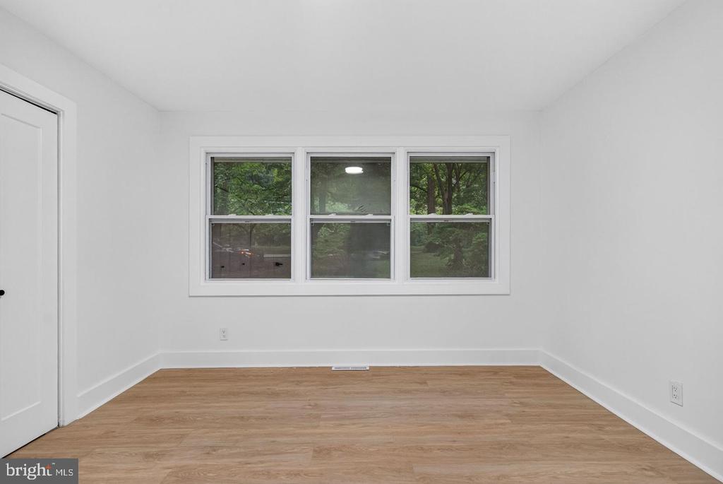 1923 CHAPEL AVENUE W