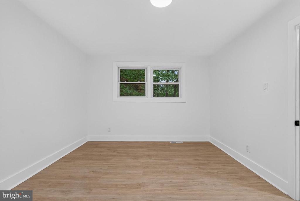 1923 CHAPEL AVENUE W
