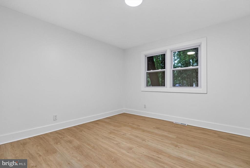 1923 CHAPEL AVENUE W