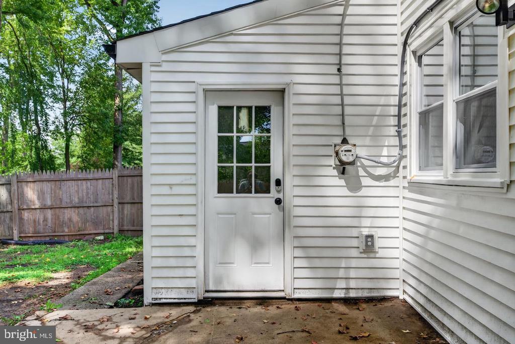 1923 CHAPEL AVENUE W