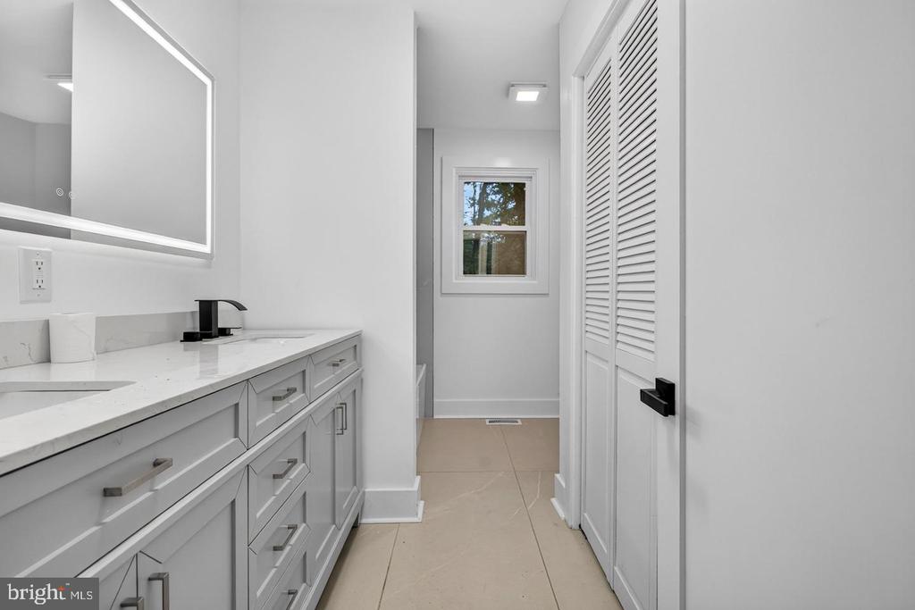 1923 CHAPEL AVENUE W