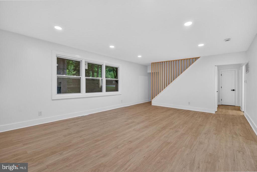 1923 CHAPEL AVENUE W