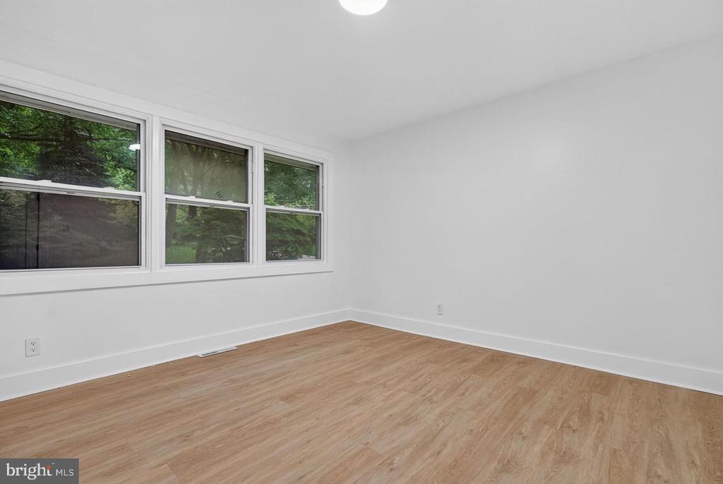 1923 CHAPEL AVENUE W