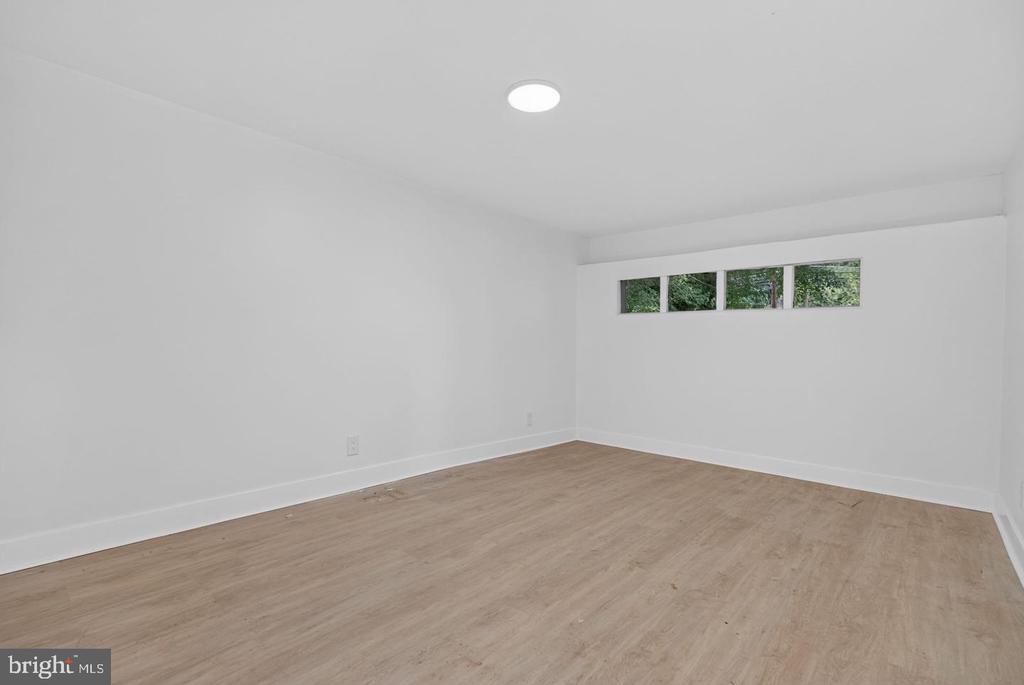 1923 CHAPEL AVENUE W