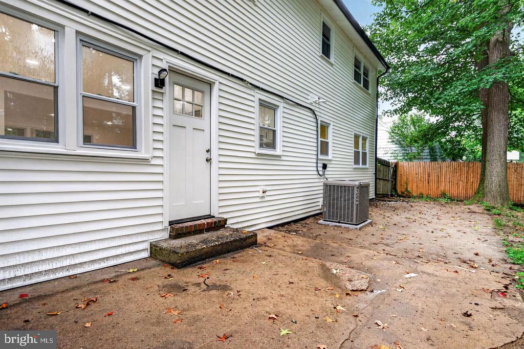 1923 CHAPEL AVENUE W