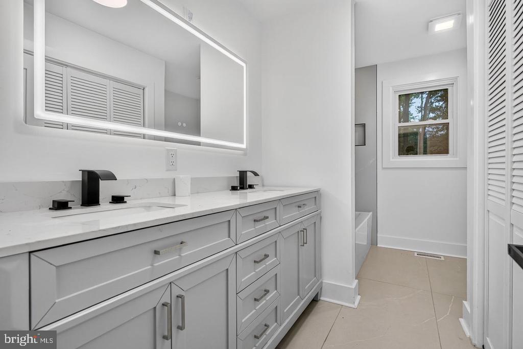 1923 CHAPEL AVENUE W