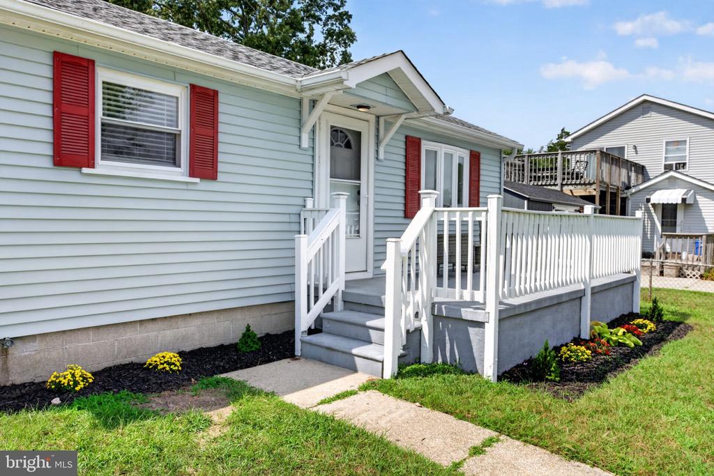 1711 LAKE DRIVE
